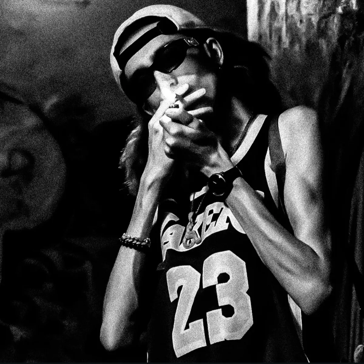 STONAN en noir et blanc, allumant une cigarette, maillot Lakers numéro 23