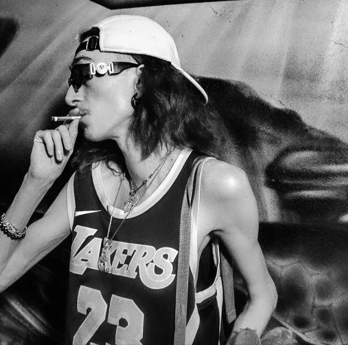 STONAN de profil en noir et blanc, casquette blanche et maillot Lakers